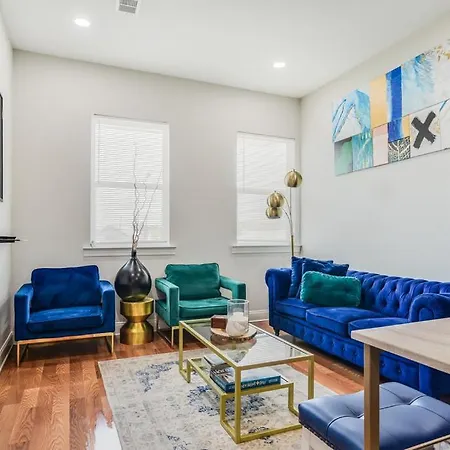 Contemporary, Nestled In The Heart Of The City!